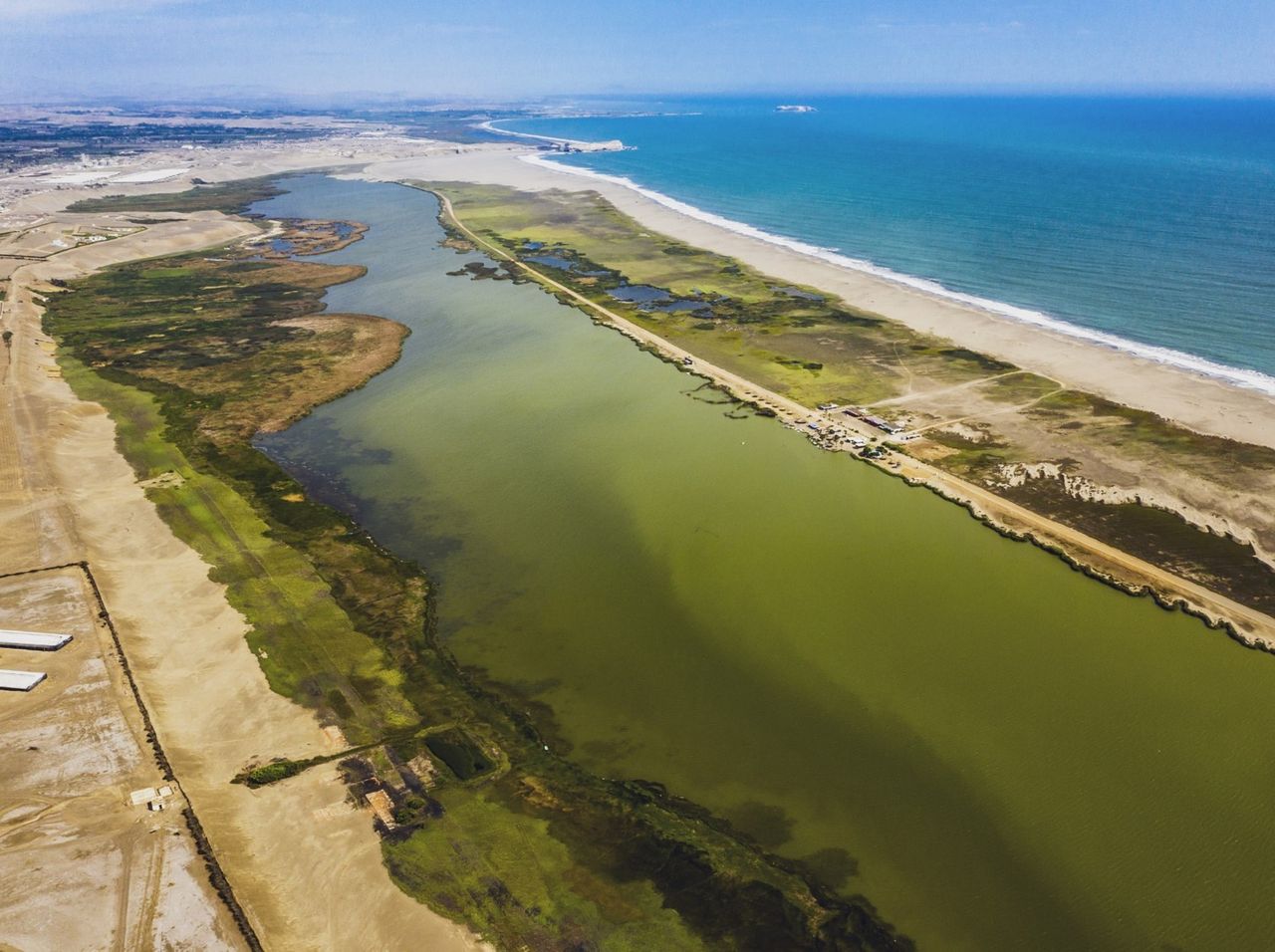Humedal costero que cumple la función de protección frente a eventos extremos como marejadas o tsunamis