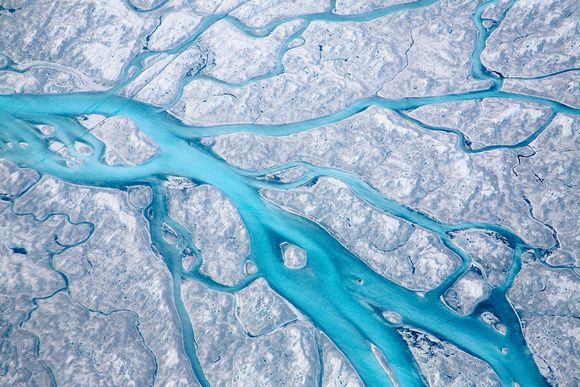 Los Ríos De Groenlandia Crecen En Número Y Caudal Figura 2.- Imagen de un río y su sistema de arroyos de deshielo, fotografiado desde un helicóptero en vuelo por kevin Oleary.El análisis exhaustivo de datos indica que prácticamente toda el agua que fluye acaba vertiéndose directamente al mar mediante conductos que actúan de sumideros a modo de dolinas.