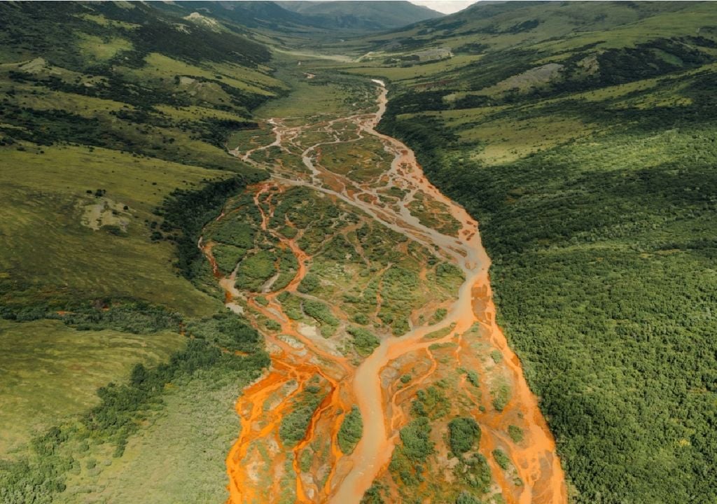 El arroyo Tukpahlearick es uno de los muchos ríos y arroyos de la remota Alaska que recientemente se ha vuelto de un color naranja brillante