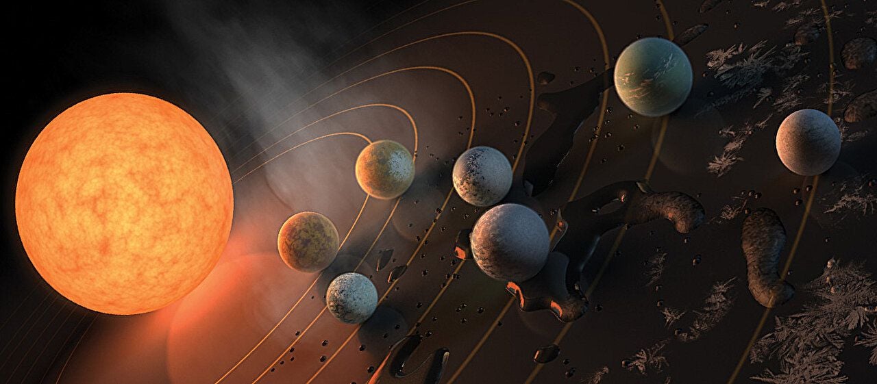Ilustración artística que muestra TRAPPIST-1 y sus planetas. La posible presencia de agua también se representa mediante la escarcha, las masas de agua y el vapor que rodean la escena. © NASA/R. Hurt/T. Pyle