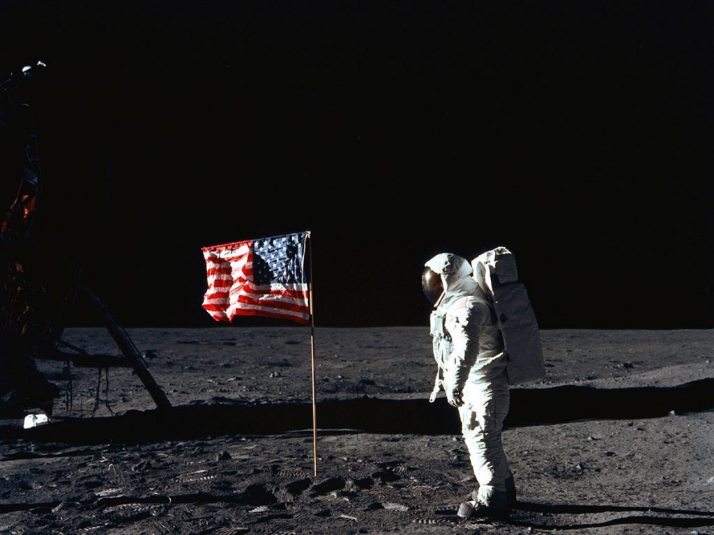 Bandera en la Luna