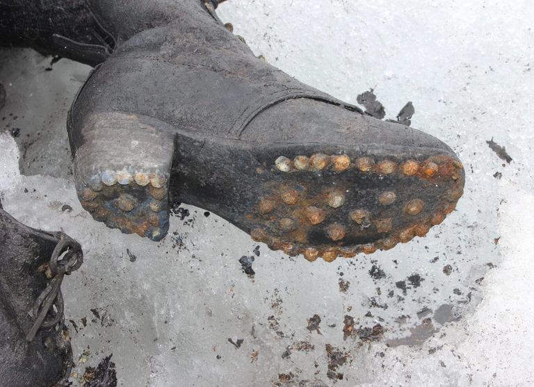 El derretimiento de los glaciares revela regularmente restos humanos y objetos pertenecientes a personas desaparecidas. Fuente: Policía del cantón de Valais, Suiza. El derretimiento de los glaciares revela regularmente restos humanos y objetos pertenecientes a personas desaparecidas. Fuente: Policía del cantón de Valais, Suiza.