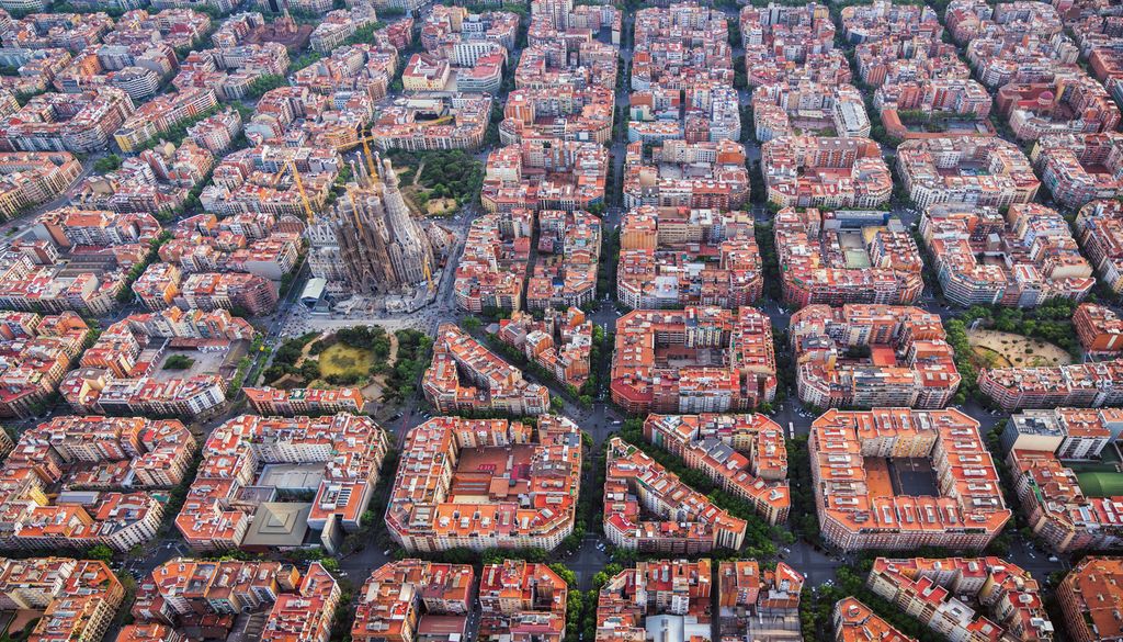 La ciudad de Barcelona y concretamente el Eixample es un ejemplo de como adaptar la vegetación al día a día de una ciudad.