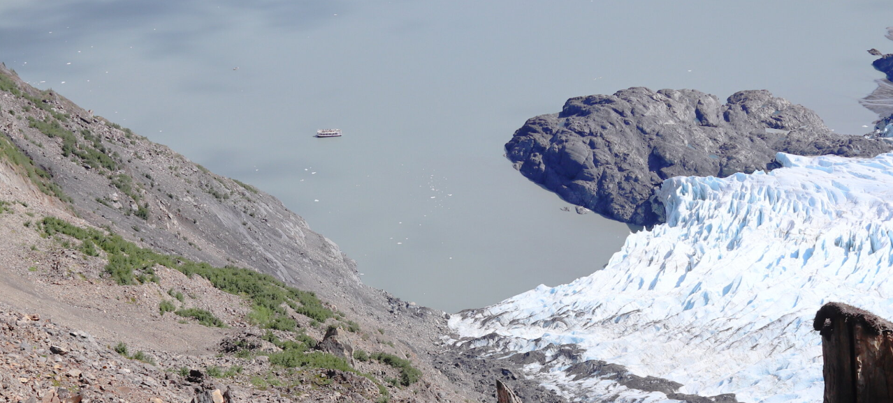 Imagen de la parte más activa de la inestabilidad en el glaciar Portage, mirando hacia el lago Portage y un barco turístico en la distancia. Crédito: Bretwood Higman