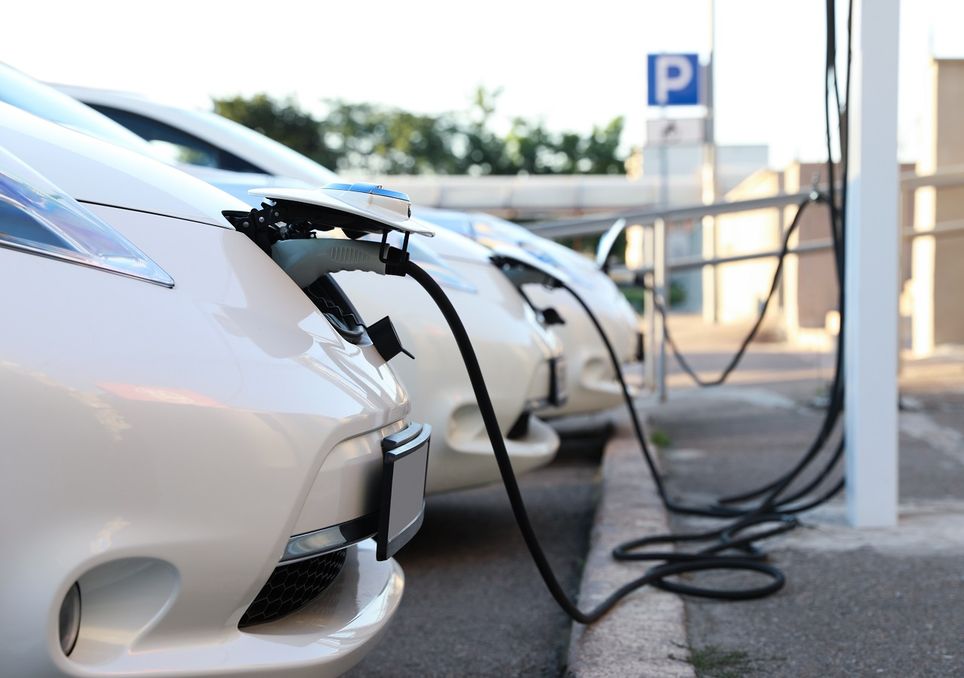 Vehículos eléctricos cargando Vehículos eléctricos cargando