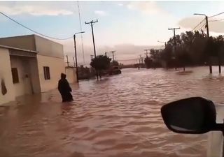 Los videos del fuerte temporal en el oeste pampeano, con grandes inundaciones en Algarrobo del Águila y alertas vigentes