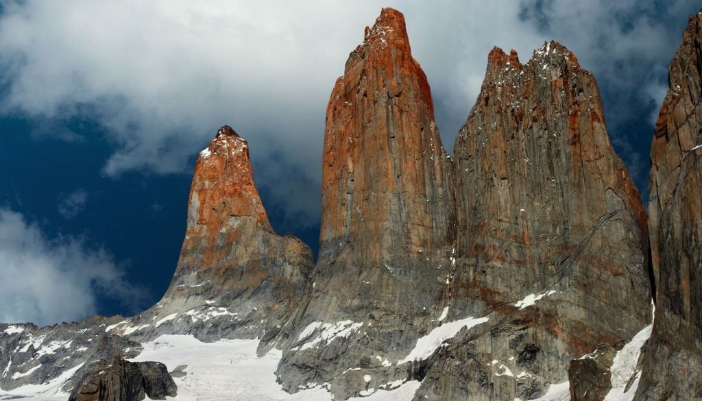 Torres del Paine Torres del Paine recibe cientos de miles de visitantes al año. Muchos llegan sin experiencia en montaña ni conocimiento del comportamiento del hielo patagónico.