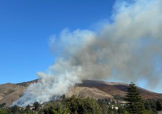 Los vientos de Santa Ana avivan incendios en California, miles de personas fueron evacuadas