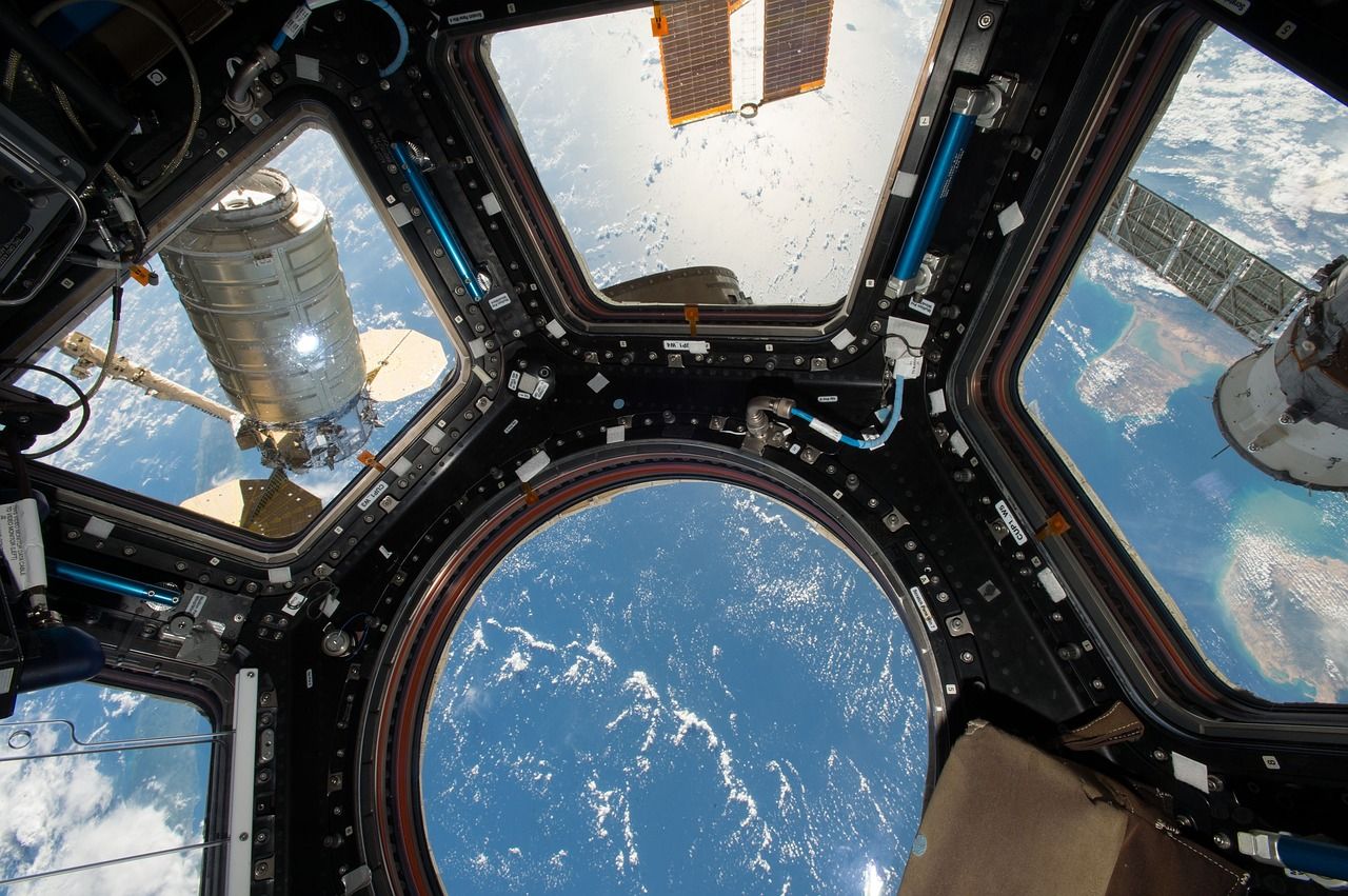 "La Tierra es azul", palabras que quedarán en la memoria tras el sobrevuelo orbital a la Tierra de Yuri Gagarin, a bordo de Vostok 1.