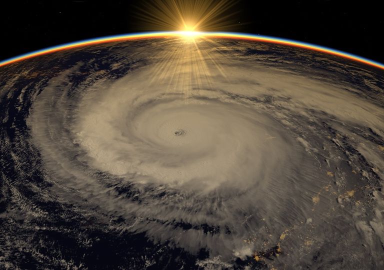 Vista de huracán desde el espacio durante el amanecer Vista de huracán desde el espacio durante el amanecer