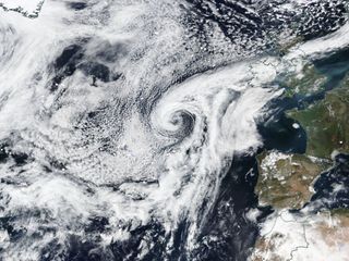 Low pressure systems: how do cyclones form?