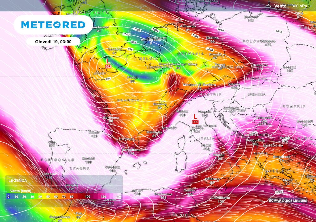 Didattica e interessante la sovrapposizione fra la mappa della corrente a getto a 300 hPa, ondulata sull'Italia, e la mappa in superficie con le fitte isobare al sud e il ciclone alla mesoscala al nord.
