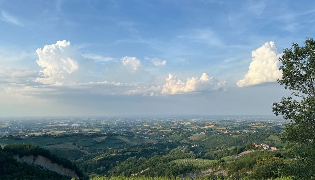 Linea di cumulus mediocris in sviluppo sulla Pianura Padana nel pomeriggio di domenica 31 maggio 2026, poi diventati temporali verso sera. Foto Luca Lombroso