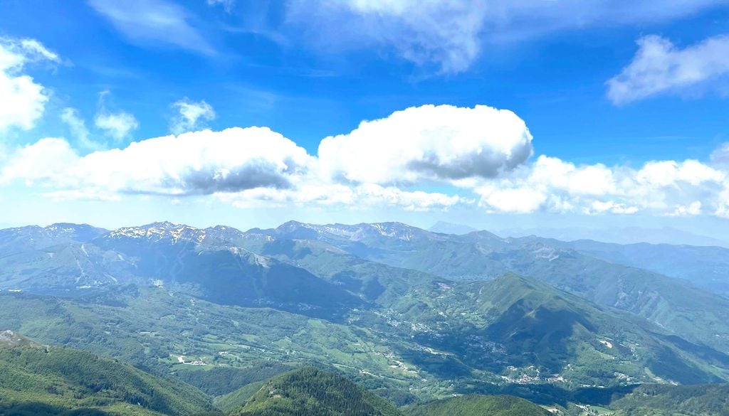 Cumuli in formazione sui crinali dell'Appennino Tosco Emiliano, addensati dai venti da nordest in quota. foto Luca Lombroso.