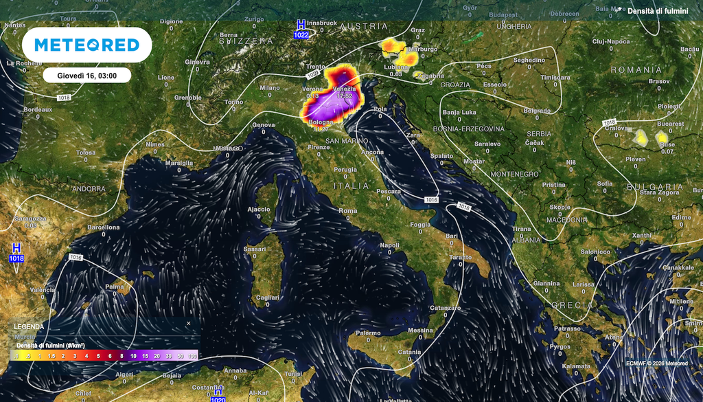 due situazioni simili, con mappa della densità fulmini praticamente fotocopia nella notte fra mercoledì e giovendì nonchè fra sabato e domenica. In queste fasi il nord potrebbe essere colpito da forti temporali, di calore mercoledi e frontali da domenica.