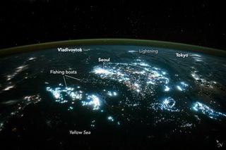 Luces raras de la noche en el Mar Amarillo