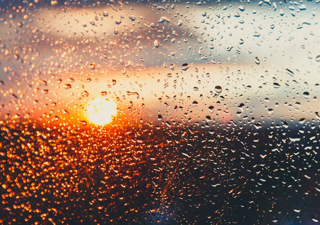 Sol a través de un vidrio mojado