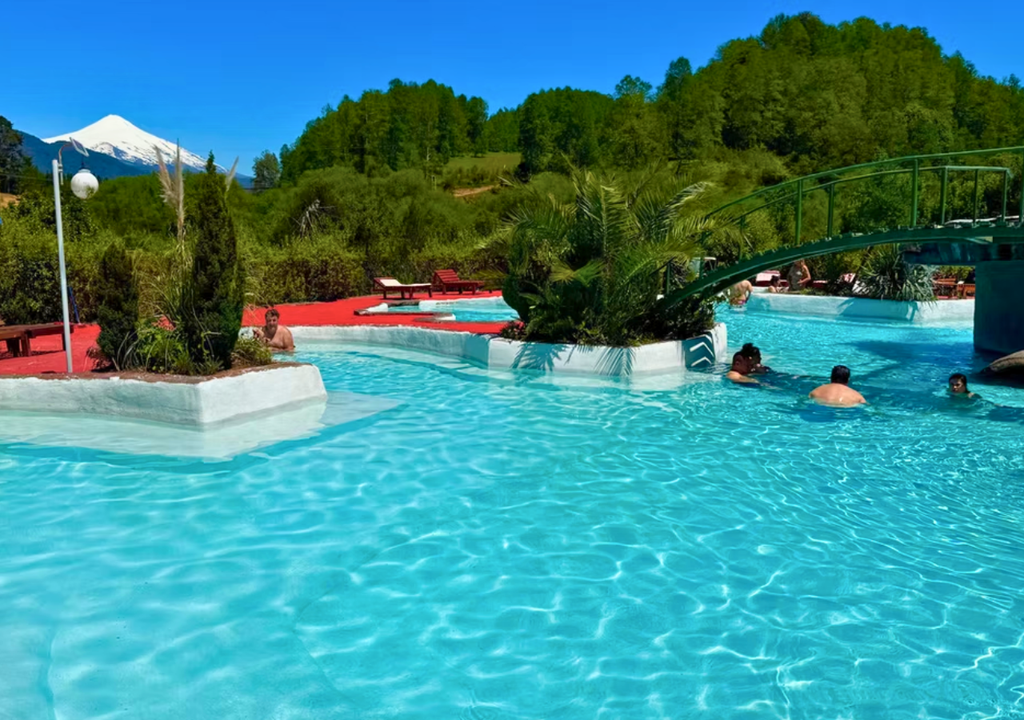 Termas Trancura. En las Termas Trancura se puede disfrutar de baños termales con bellas vistas al volcán. Crédito: termastrancura.cl