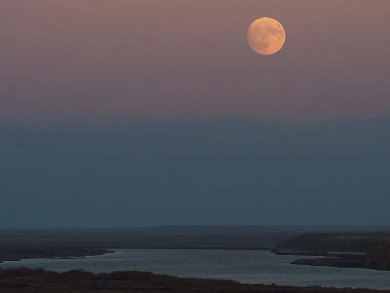 Salida de la luna sobre el río Syr Darya en Baikonur, Kazajstán, el 13 de noviembre de 2016. Crédito de la foto: NASA/Bill Ingalls
