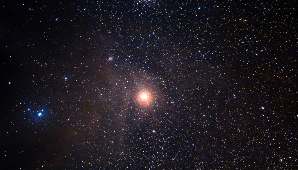Antares, la estrella rojiza conocida como el “corazón” de Escorpio, acompañará visualmente a la Luna Azul de mayo de 2026 en el cielo nocturno.