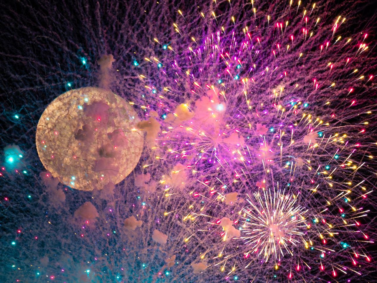 Luna llena y fuegos artificiales en julio. Crédito: NASA/APOD & Michael Seeley