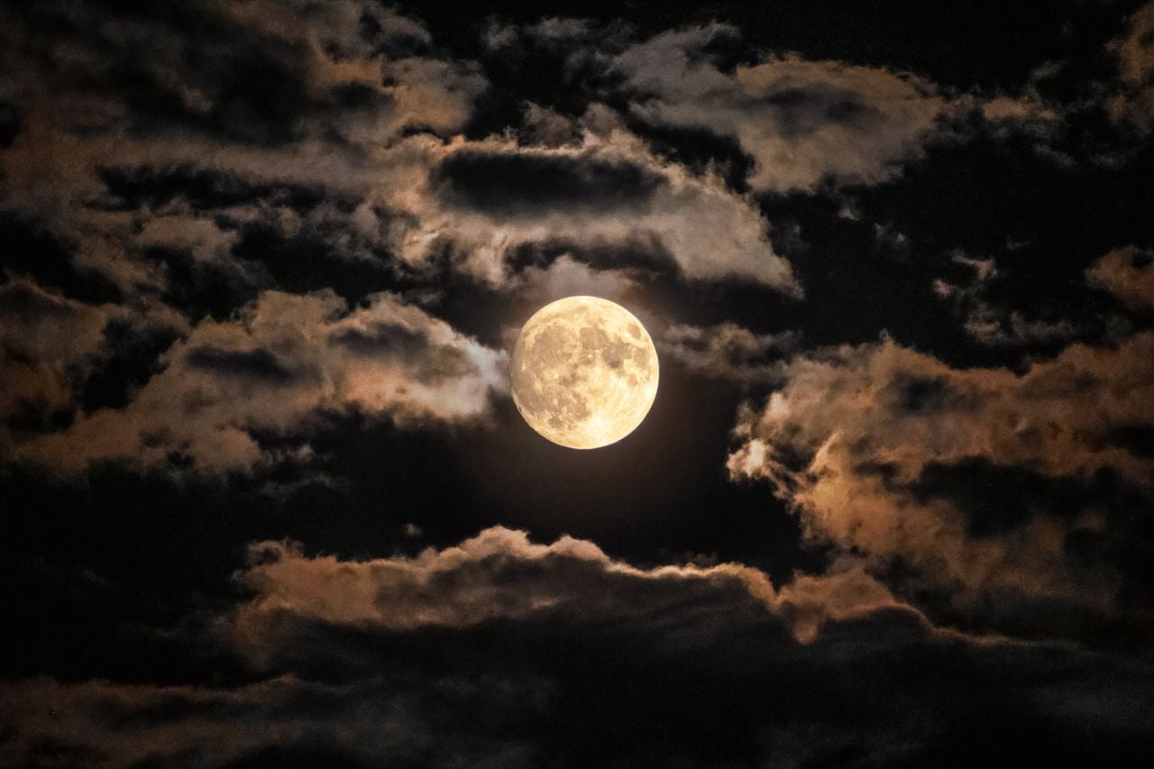 Se dice que las lunas de octbre son las más bellas, esto es porque la volvemos a ver después de varios meses.