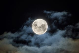 Luna piena del 6 ottobre 2025, così risplenderà la suggestiva ‘Luna del Cacciatore’ nei cieli d’Italia: a che ora sorge?