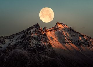 Luna piena di dicembre, stelle cadenti e solstizio d'inverno: ecco quando