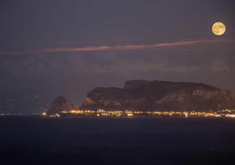 La Luna piena su Capo Zafferano (Palermo). La Luna piena su Capo Zafferano (Palermo).