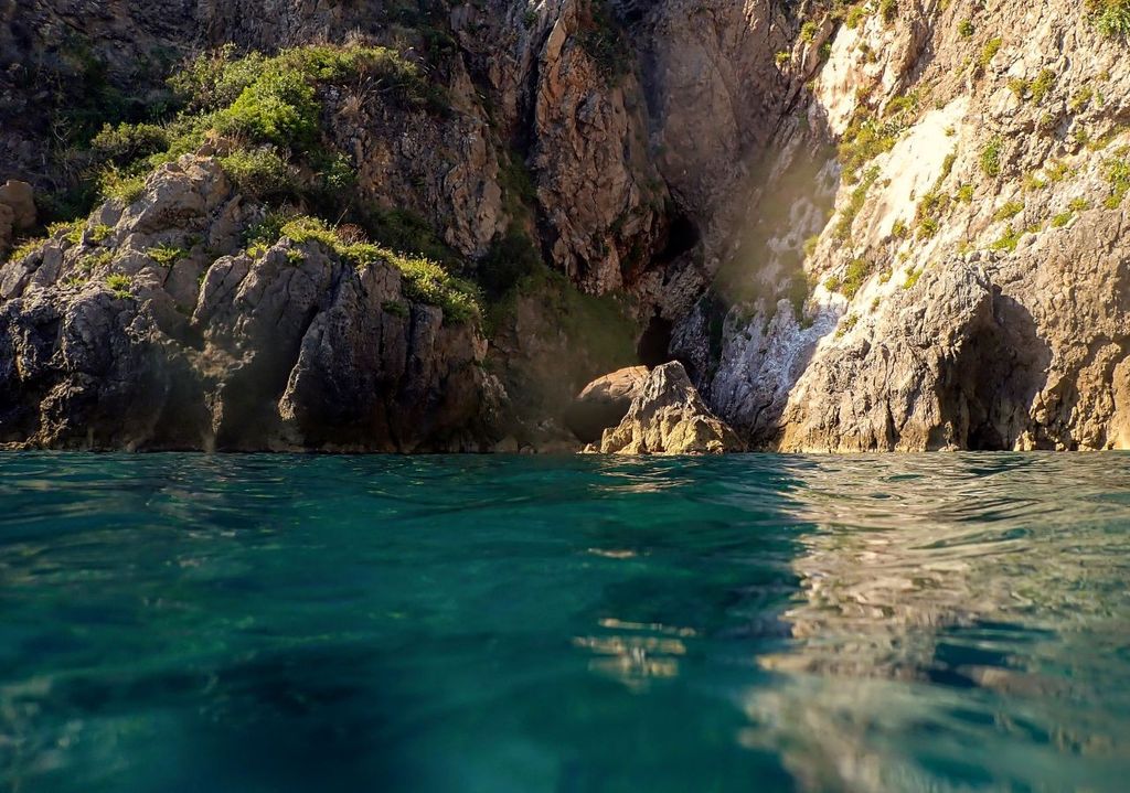 Alcuni anfratti di Capo Sant'Alessio.