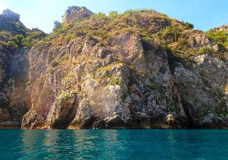 Lungo le coste della Sicilia orientale esiste un promontorio roccioso ricco di anfratti, grotte e tanta biodiversità