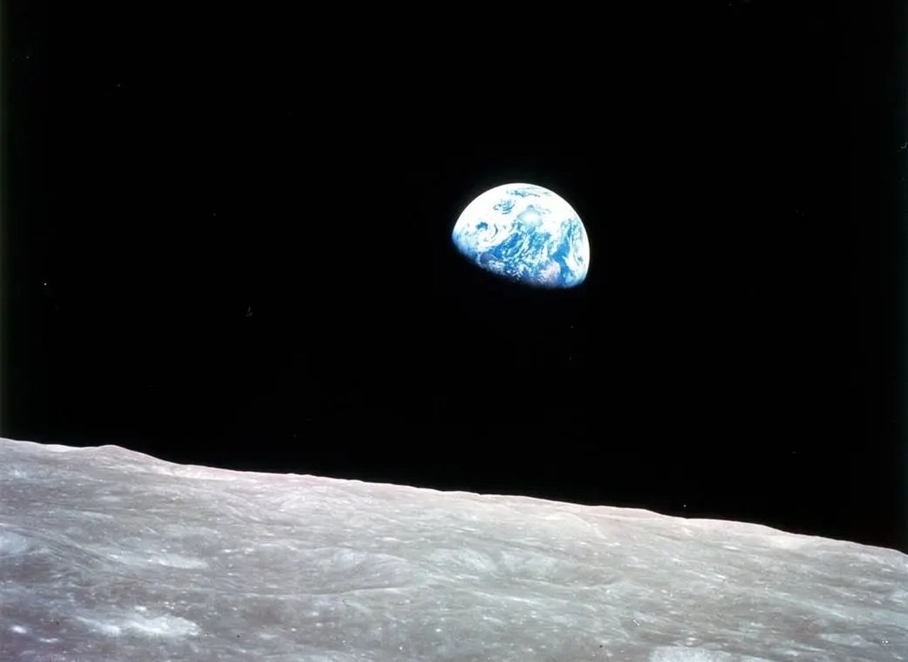 La Tierra saliendo por el horizonte lunar. En esta fotografía, tomada durante la misión Apolo 8, el 24 de diciembre de1968, se aprecia el intenso brillo que tiene nuestro planeta. Crédito: © NASA