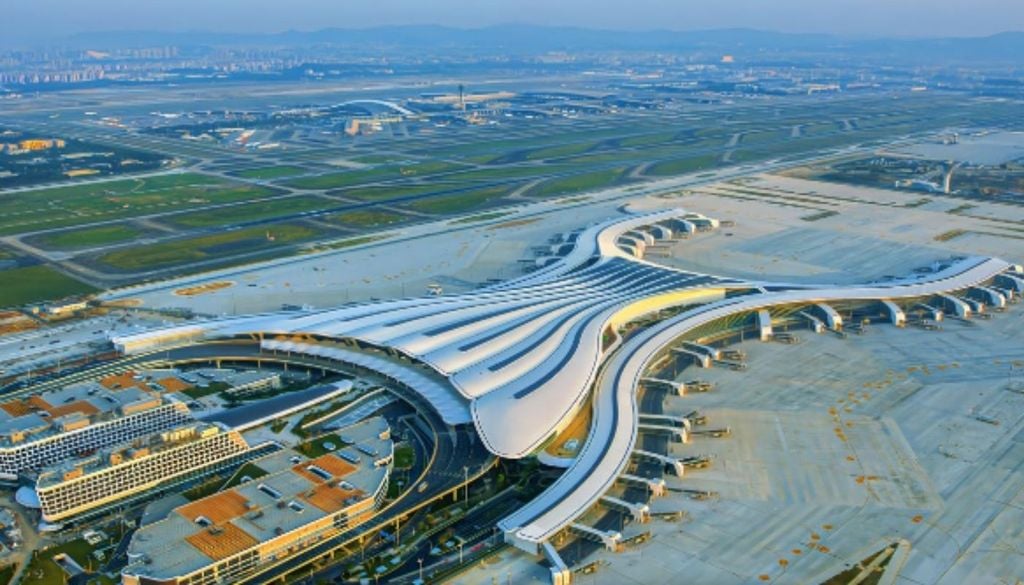 Aeropuerto Guangzhou Baiyun Terminal 3 del Aeropuerto Internacional de Guangzhou (China), donde destaca el mirador público al aire libre más alto de un aeropuerto chino, integrado entre jardines y terrazas. Créditos de la imagen: Aeropuerto Guangzhou Baiyun.