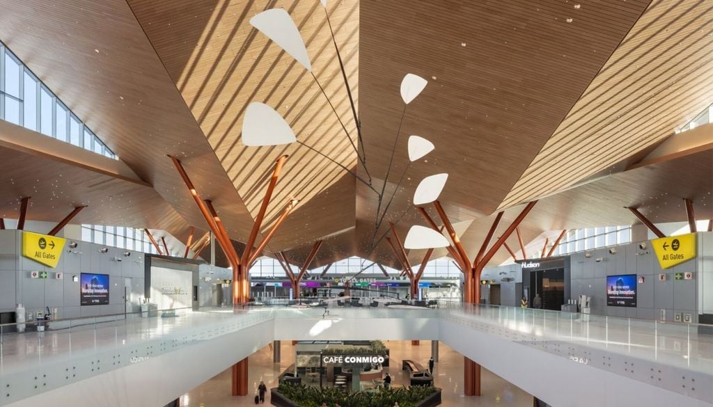 Aeropuerto Internacional de Pittsburgh Nuevo Aeropuerto Internacional de Pittsburgh (Estados Unidos), cuyo diseño incorpora terrazas exteriores para que los viajeros puedan acceder a aire fresco mientras esperan su vuelo. Créditos de la imagen: Luis Vidal Arquitectos.