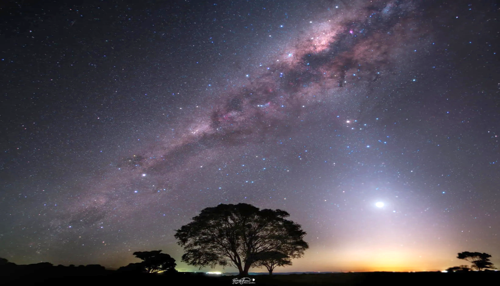 Esta imagen de la Luz Zodiacal fue captada en septiembre de 2026 desde Cascavel en el sur de Brasil. Desde cualquier hemisferio del planeta Tierra, la luz zodiacal es más visible después del atardecer cerca del equinoccio de primavera (o antes del amanecer cerca de un equinoccio de otoño) cuando su arco luminoso se encuentra en ángulos pronunciados con el horizonte. Esta imagen de la Luz Zodiacal fue captada en septiembre de 2026 desde Cascavel en el sur de Brasil. Desde cualquier hemisferio del planeta Tierra, la luz zodiacal es más visible después del atardecer cerca del equinoccio de primavera (o antes del amanecer cerca de un equinoccio de otoño) cuando su arco luminoso se encuentra en ángulos pronunciados con el horizonte. Crédito: Rodrigo Guerra