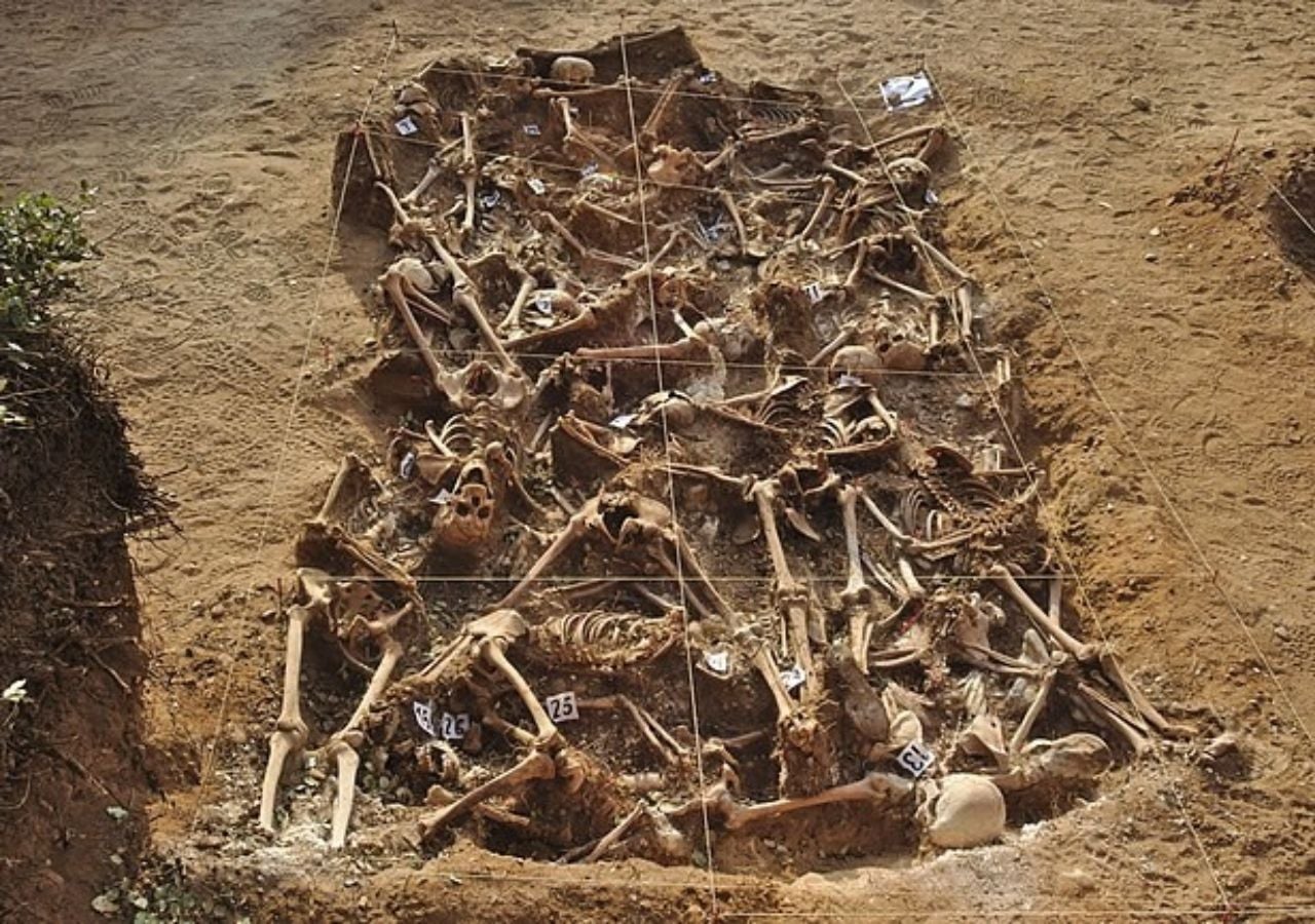 Arqueólogos encuentran restos de una “niña vampiro” en un cementerio en Polonia.