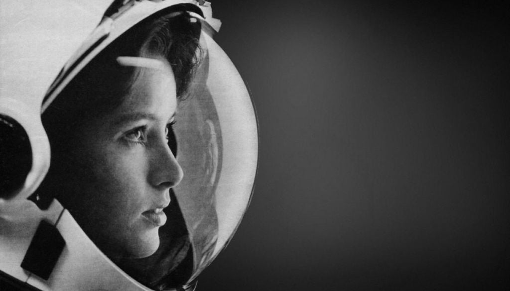 En 2015, se viralizó la fotografía de Anna con su casco espacial con el título "La primera madre en el espacio". Crédito: NASA.