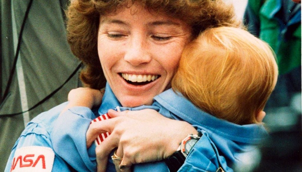 Anna Fisher abraza a Kristin tras regresar a casa después de su vuelo en el transbordador espacial Discovery en noviembre de 1984. Crédito: NASA.