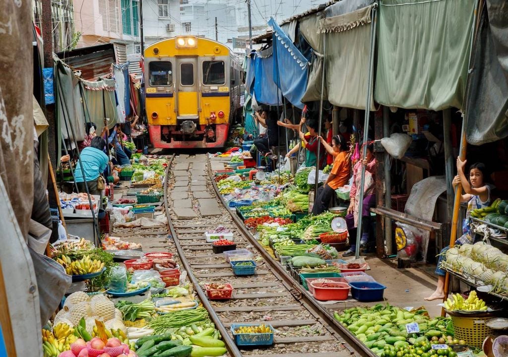 Maeklong railway market