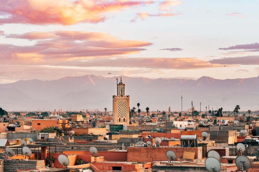 Marrakesch Jenseits der Stadt erheben sich die Gipfel des Atlasgebirges. Foto: Adobe Stock