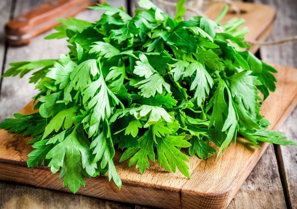 Al prezzemolo sono associate proprietà digestive, depurative e diuretiche