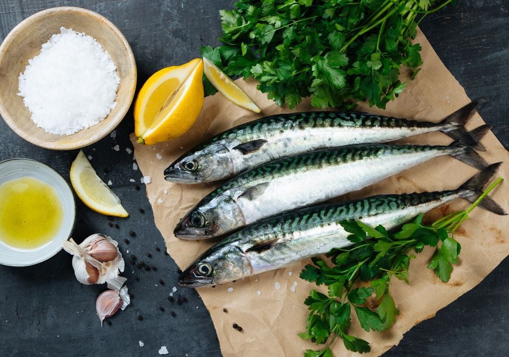 Il prezzemolo fresco è perfetto da abbinare alla cottura del pesce azzurro, sia in padella che al forno