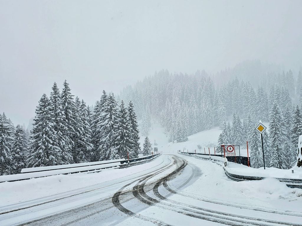 In den höheren Lagen der Alpen gab es am Dienstag mitten im Mai einen Wintereinbruch mit Schnee (Foto: Markus Köss, Riedbergpass/Oberallgäu)