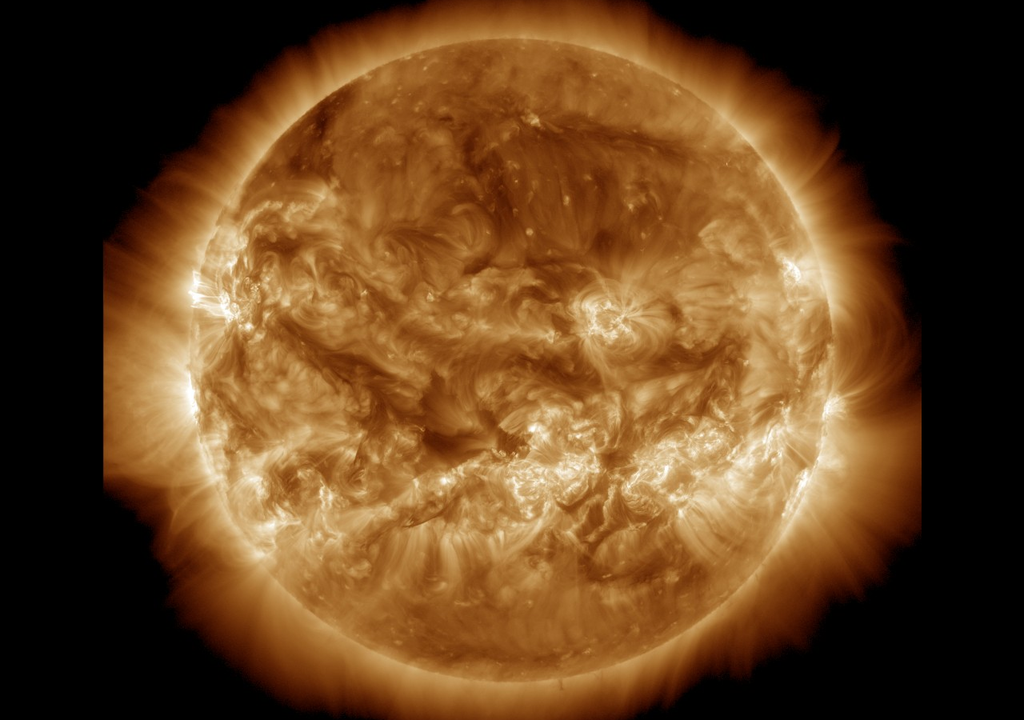 Foto mais recente do Sol no dia 3 de outubro de 2024 divulgada pelo NASA's Solar Dynamics Observatory mostrando regiões de atividades.