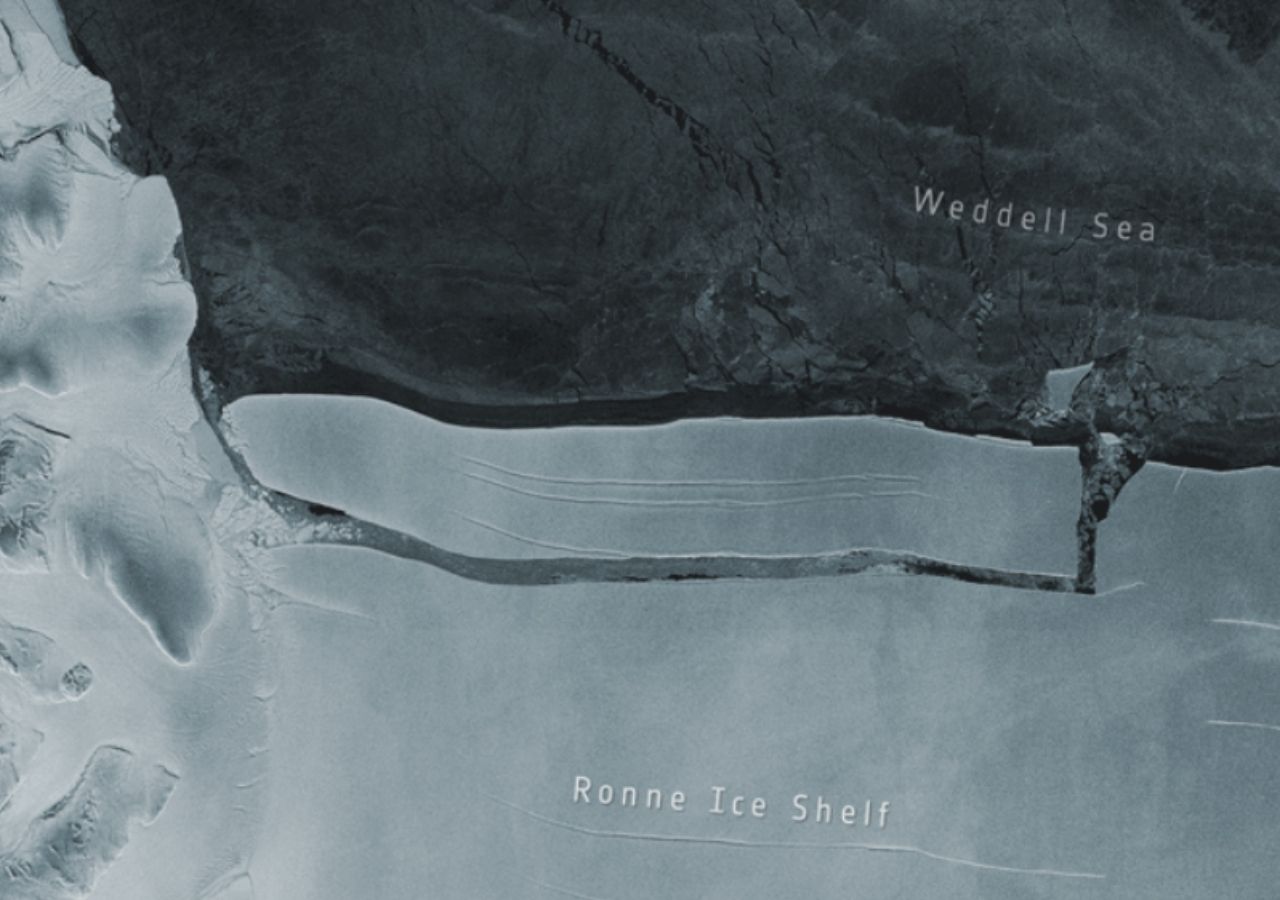 Imágenes de satélite en el momento en que el iceberg A-76 se desprendió de la plataforma de hielo de Ronne en la Antártida. Imagen: Sentinel-1/Copernicus/ESA.