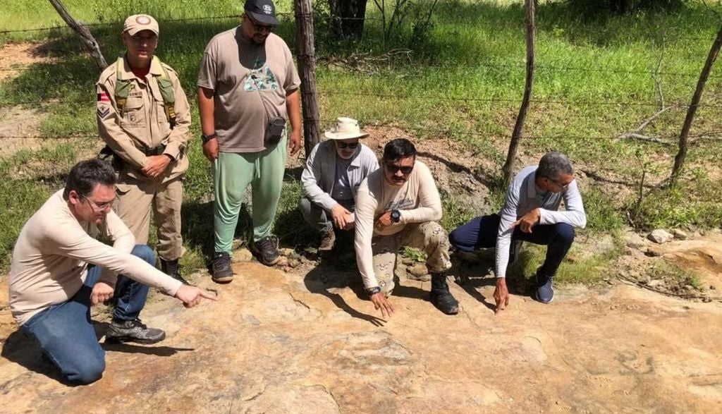 Maior pegada de dinossauro no Brasil é descoberta em Sousa, no Sertão da Paraíba, afirmam pesquisadores. Crédito: Divulgação