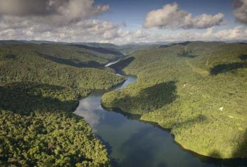 Vista aérea do Legado das Águas, maior reserva privada de Mata Atlântica do Brasil, com rios cristalinos, floresta densa e trilhas em meio à natureza preservada. Vista aérea do Legado das Águas, maior reserva privada de Mata Atlântica do Brasil, com rios cristalinos, floresta densa e trilhas em meio à natureza preservada.