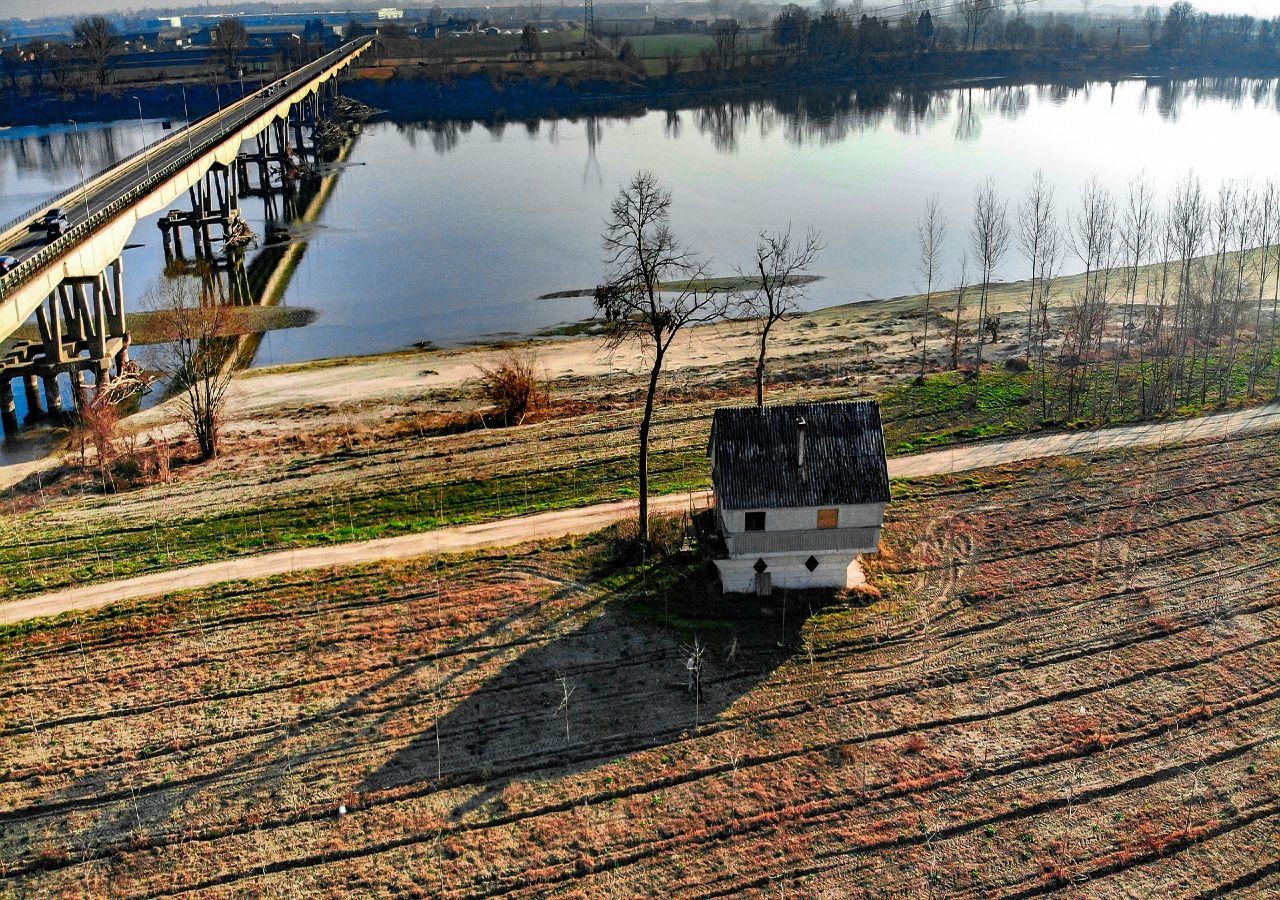 Troço do Rio Pó, perto da cidade de Placência, na região da Emília-Romanha. Nesta imagem é possível ver o rio com um caudal normal, ainda antes de se sentirem visivelmente os efeitos da seca.