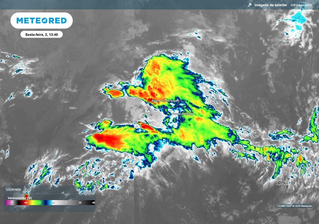 No canal de infravermelho desta imagem de satélite das 13:40 desta sexta-feira, 2 de outubro, pode-se observar a instabilidade associada à baixa pós-tropical Hanna a percorrer ativamente os Açores.