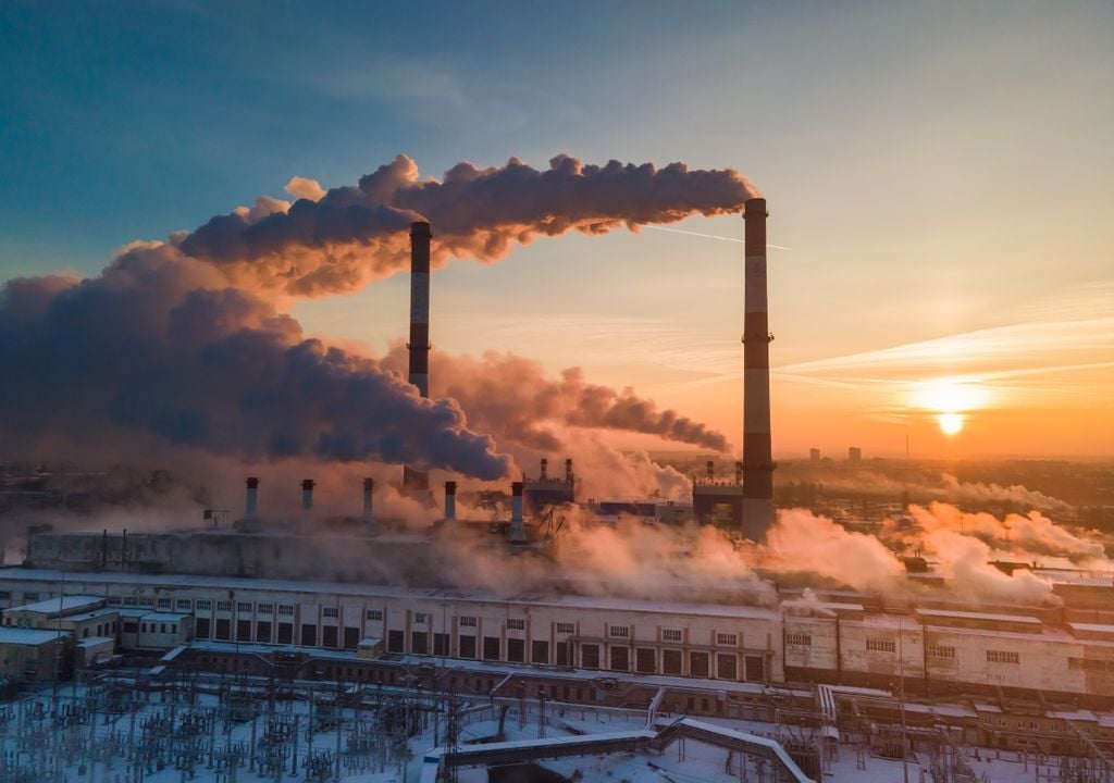 chimeneas de industrias soltando gran cantidad de gases y vapores
